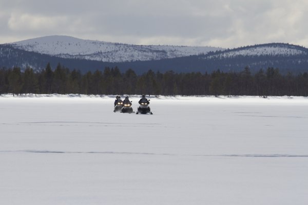 Pousser les machines sur les lacs ! | &copy;&nbsp;Hotel Korpikartano