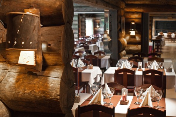 Warme Atmosphäre im Luosto Restaurant | &copy;&nbsp;Lapland Hotels