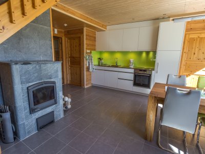 Kamin mit Feuerholz