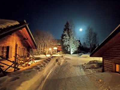 Pleine lune sur l'hôtel-chalet Ylläshumina !
