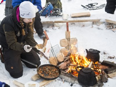 Mittagessen am Lagerfeuer