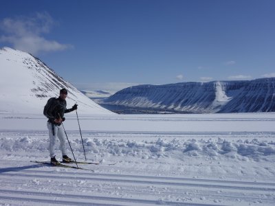 Daniel sulla pista con vista sul fiordo