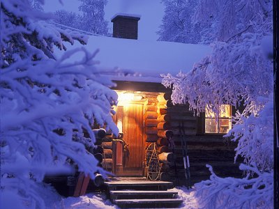 Chalet completamente sotto la neve