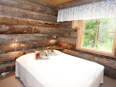 Ein von zwei Schlafzimmern mit Doppelbett