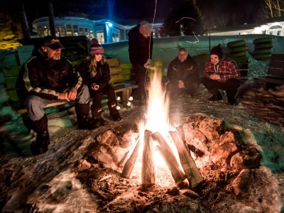 Bonheur partagé autour du feu