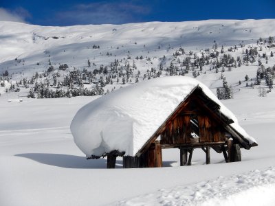 Dolomiten und Stadel verschneit