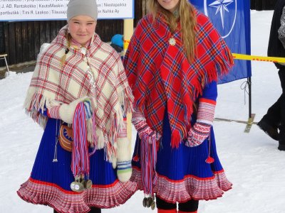 Jeunes filles saames en habit traditionnel