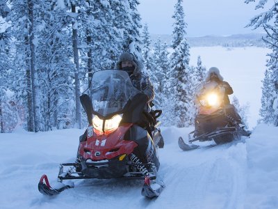 Auf dem Schneemobil in der Wildnis