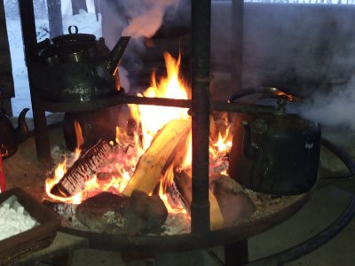 Tee über dem Feuer