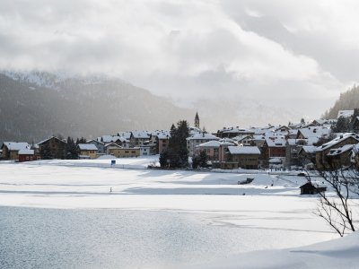 Eingebettet in die weite Seenlandschaft