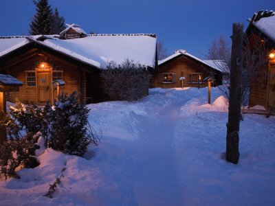 Cabine di legno con quattro camere d'albergo standard ciascuna