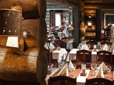 Warme Atmosphäre im Luosto Restaurant