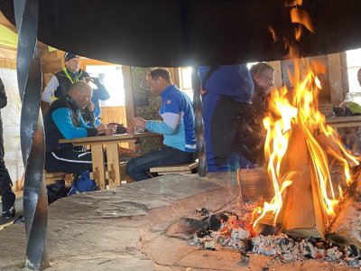 Pause am wärmenden Feuer