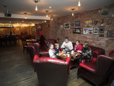 Gemütliche Bar mit Lounge