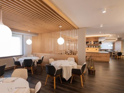 Sala da pranzo moderna e luminosa