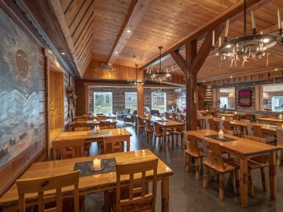 Le restaurant avec ses lustres typiques