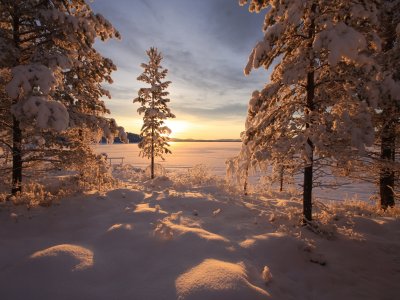 Menesjärvi See im Sonnenlichtmantel