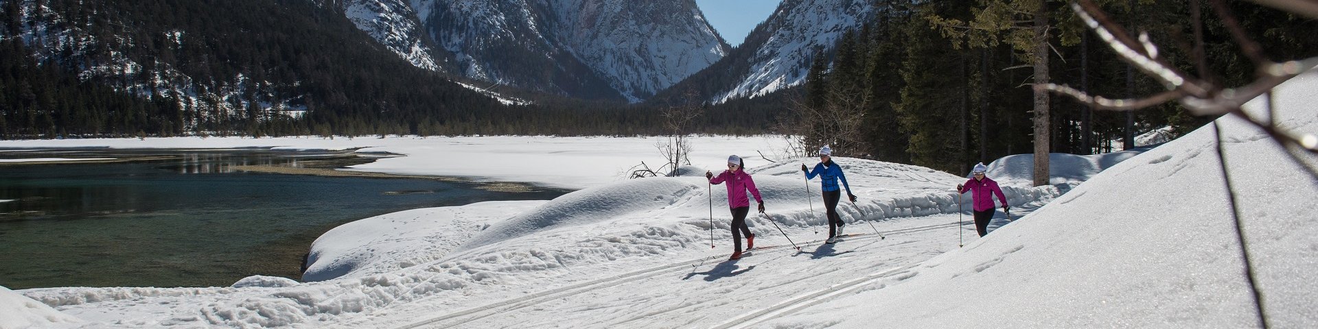 Loipe mit See in den Dolomiten