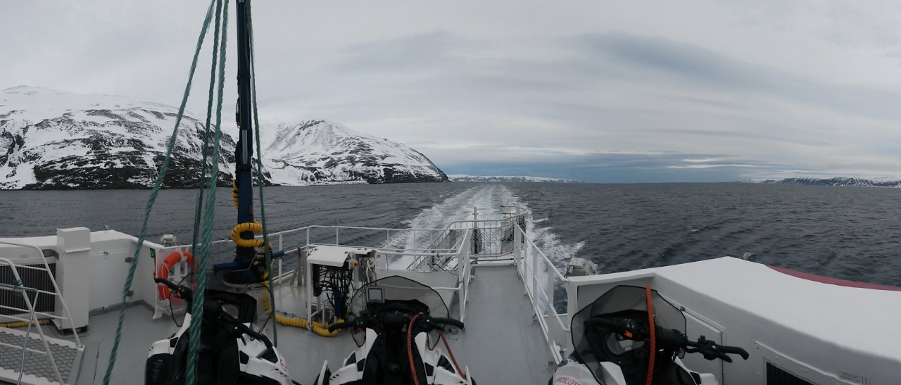 Transport des motoneiges sur l'Arctique