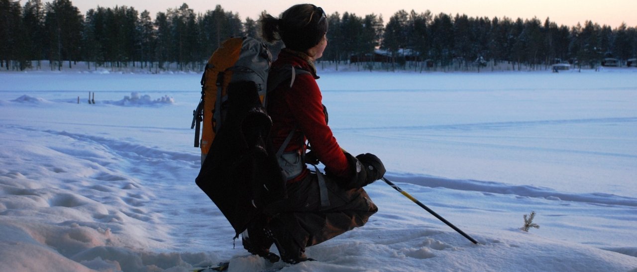Passage sur un lac gelé en raquettes