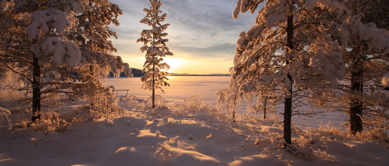 Menesjärvi See im Sonnenlichtmantel