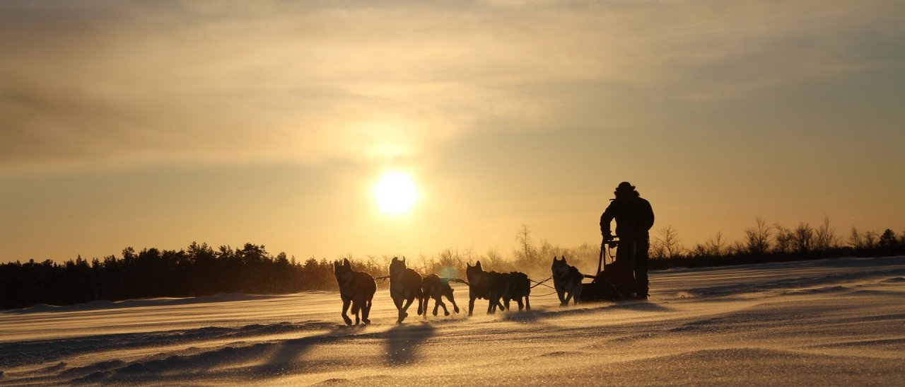 Balade dans la neige au coucher de soleil
