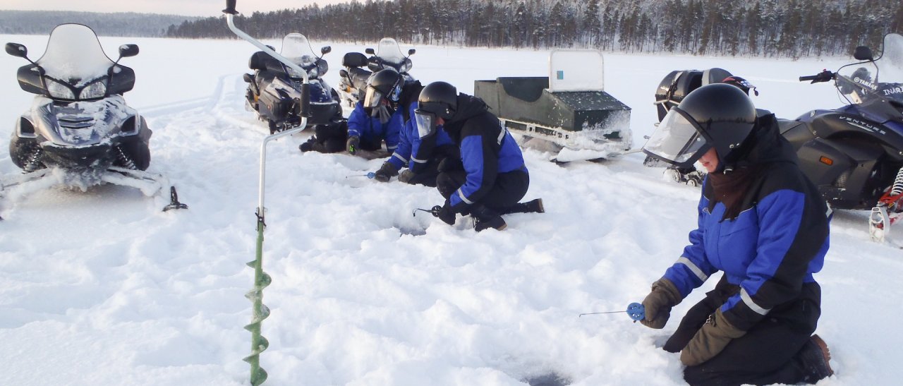 Mit den Snowmobiles zum Eisfischen