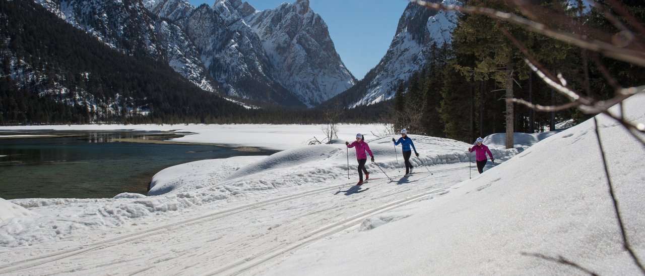Loipe mit See in den Dolomiten