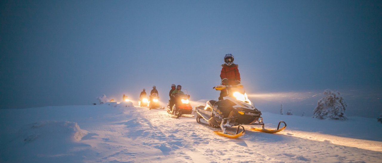 Auf Dämmertour per Schneemobil