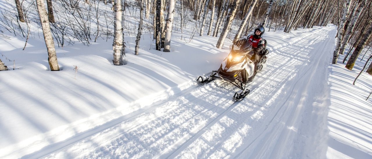 Piste étroite en ski-doo